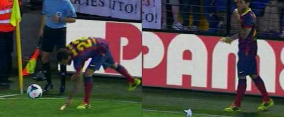 Le han tirado un PLATANO a ALVES y se lo ha COMIDO cual SIMIO.