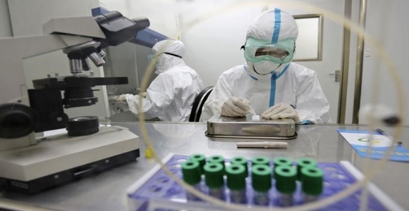 http://s01.s3c.es/imag/_v0/580x300/7/f/b/laboratorio-vacuna-ebola-reuters.jpg