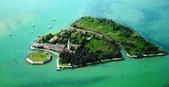 ITALIA: Cómo vender una isla 'maldita' sobre la que se cuentan historias terroríficas