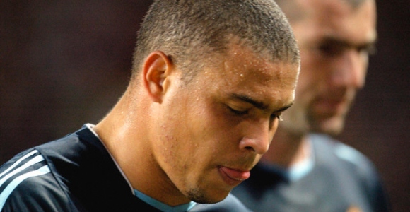 http://s01.s3c.es/imag/_v0/580x300/e/d/c/Ronaldo-Zidane-2004-Monaco.jpg