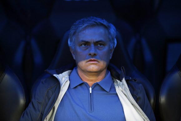 Mourinho-banquillo-sombras-2013-Reuters.jpg