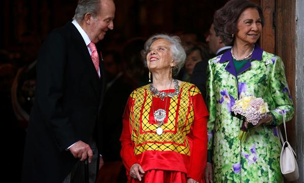 Poniatowska recibe el Cervantes y se convierte en una