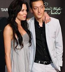 ozil_pareja.jpg